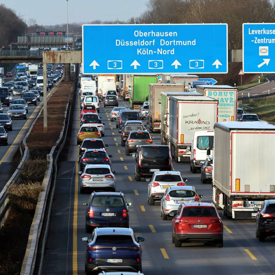 Autobahn bei Leverkusen: Von Anhänger gerutschte Baumaschine sorgt für Verkehrschaos auf der A 3