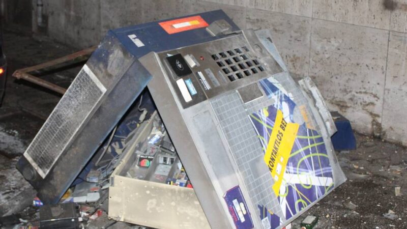 Explosion in Krefeld: Jugendliche sprengen Zigarettenautomat an Lewerentzstraße