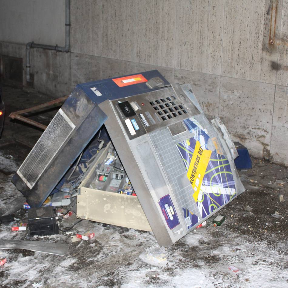 Explosion in Krefeld: Jugendliche sprengen Zigarettenautomat an Lewerentzstraße