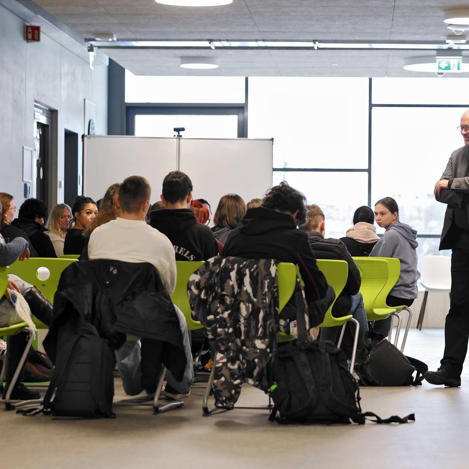 Politische Bildung an der Gesamtschule: Landtagsvizepräsident Rainer Schmeltzer im Gespräch mit Schülern