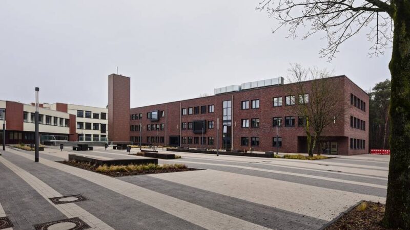 Am weißen Tor in Kleve: Waffe in Auto vor Berufskolleg löst Großeinsatz der Polizei aus