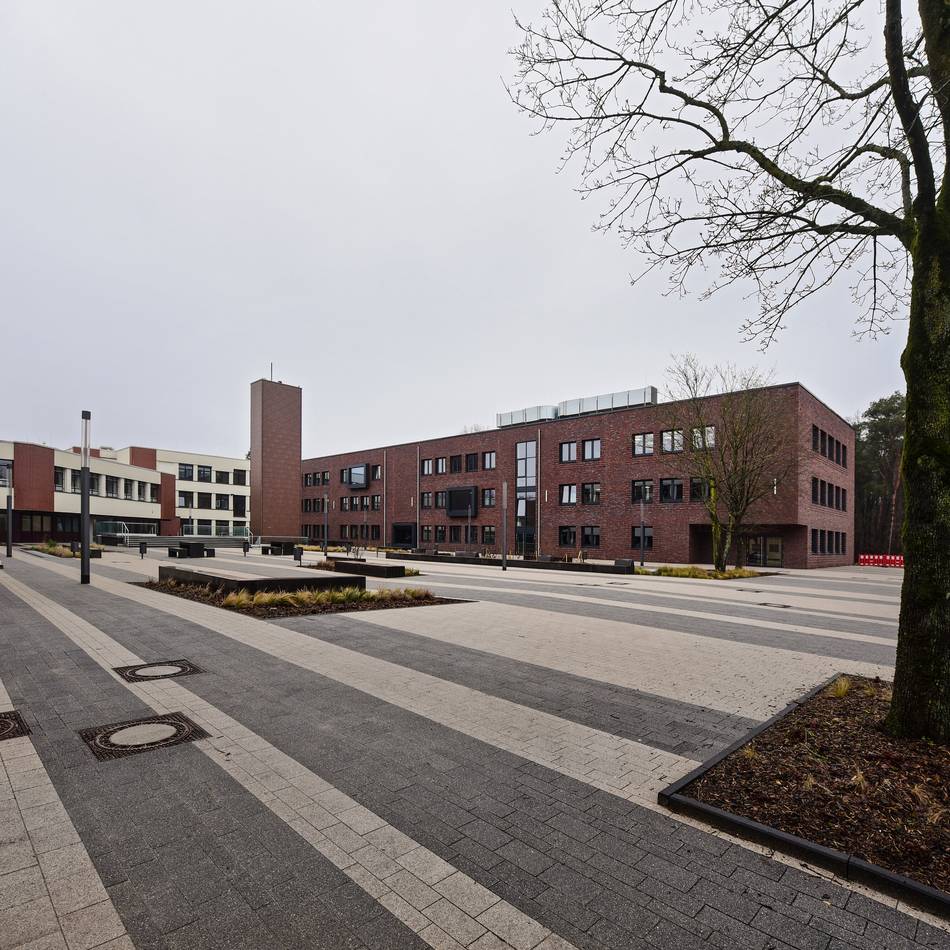 Am weißen Tor in Kleve: Waffe in Auto vor Berufskolleg löst Großeinsatz der Polizei aus