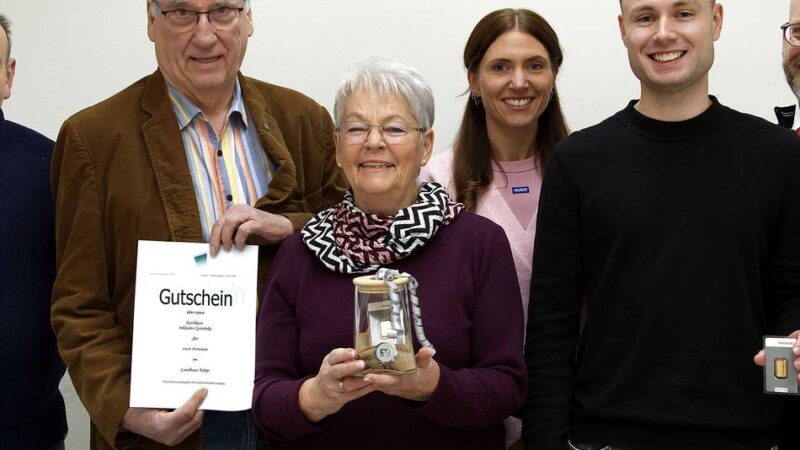 Preise des RP-Silvesterrätsels überreicht: Das Jahr fängt für die Gewinner goldig an