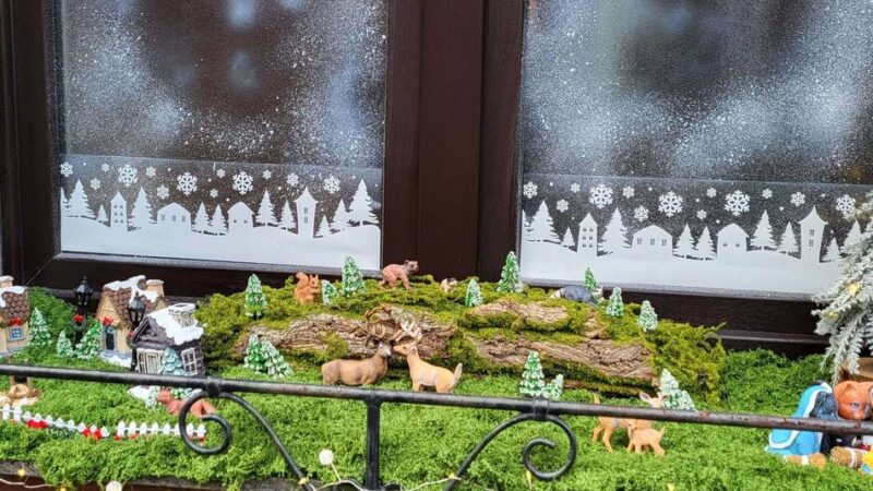 Prämierung in Zons
: Silvester-Rakete setzte schönstes Adventskalender-Fenster in Brand