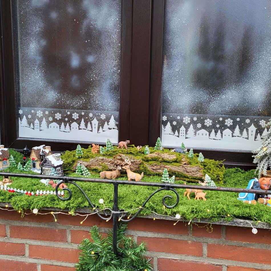 Prämierung in Zons
: Silvester-Rakete setzte schönstes Adventskalender-Fenster in Brand