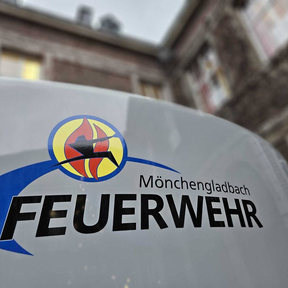 Verwertungbetrieb in Mönchengladbach: Großer Müllberg in Brand – Feuerwehr löscht mit schwerem Gerät