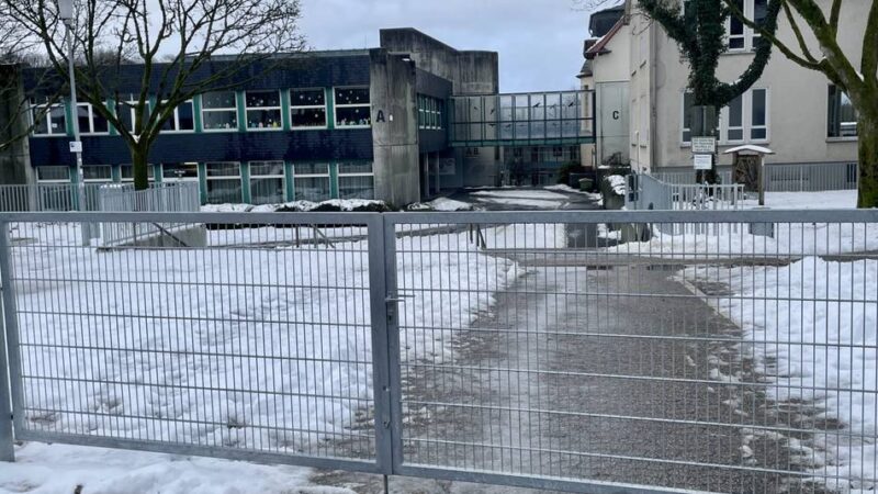 Winterlicher Schulstart in Wermelskirchen: „Im großen Stil haben wir es lange nicht mehr gemacht“