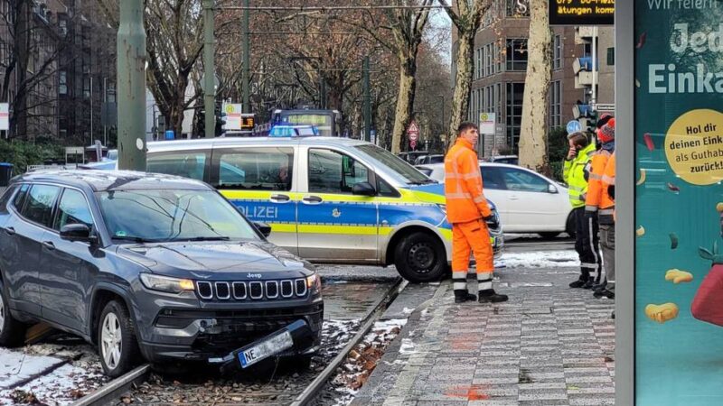 Unfall in Düsseldorf-Golzheim: Feuerwehreinsatz – Autofahrer will ausweichen und landet im Gleisbett der Rheinbahn