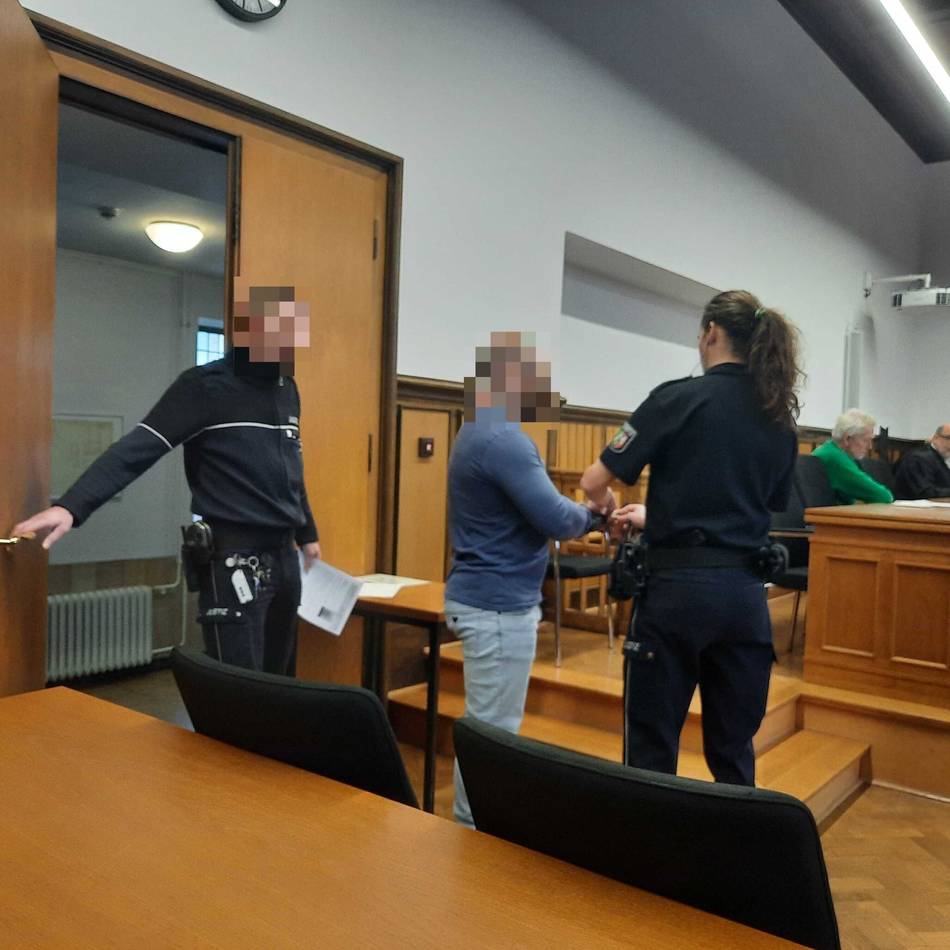 Landgericht Kleve: 26-Jähriger aus Emmerich vor Gericht – drohte er Polizisten mit dem Tod?