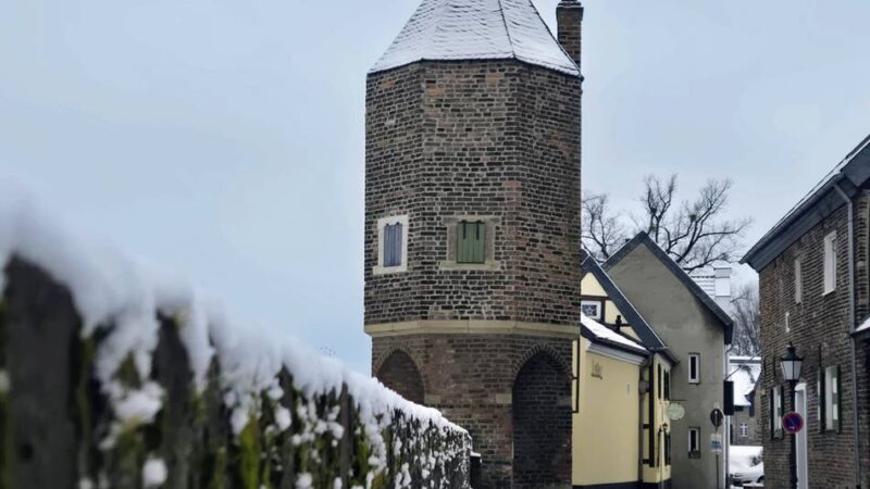 Winter in Dormagen: Gepuderte Pfefferbüchse in Zons