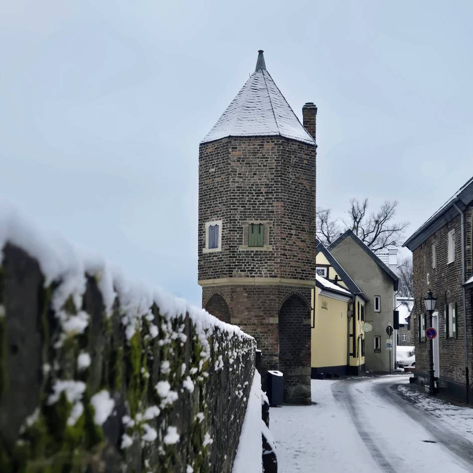 Winter in Dormagen: Gepuderte Pfefferbüchse in Zons