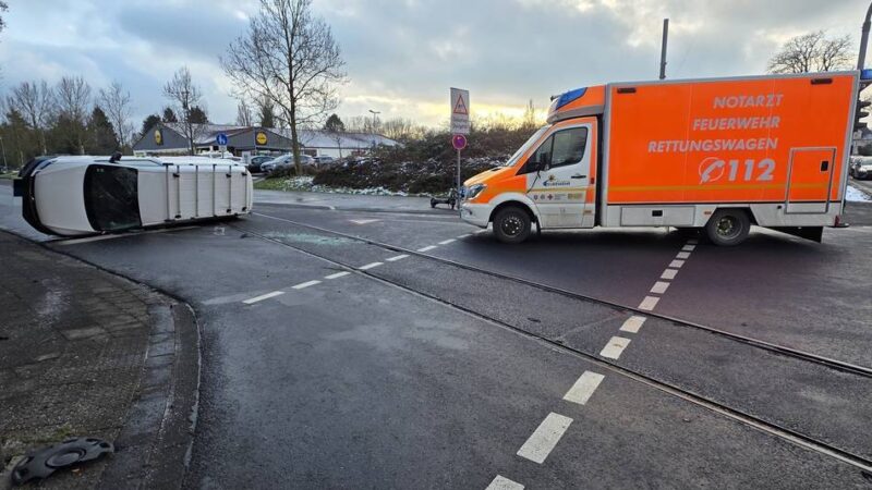 Ampel ausgefallen: Auto landet nach Unfall auf der Seite