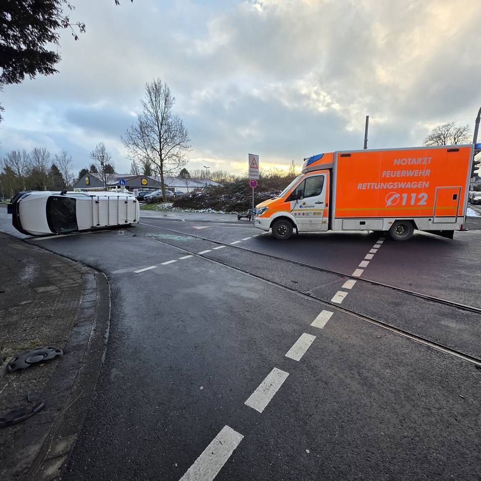 Ampel ausgefallen: Auto landet nach Unfall auf der Seite