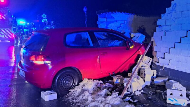 Unfall in Wermelskirchen: Mann kracht mit Golf in Mauer