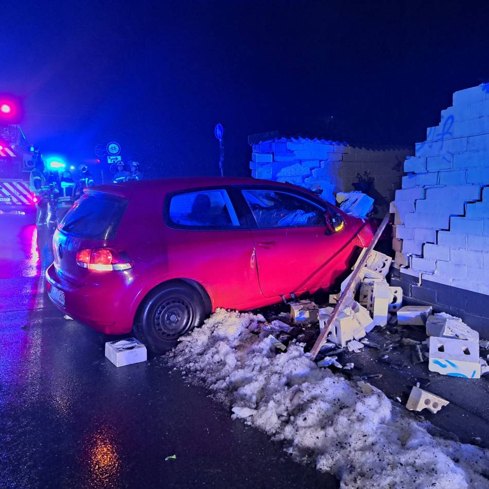 Unfall in Wermelskirchen: Mann kracht mit Golf in Mauer