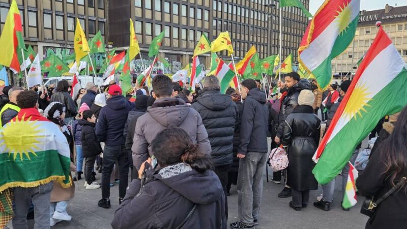Knapp 250 Demonstranten in Mönchengladbach: Pro-kurdische Demo zieht erneut durch die Innenstadt
