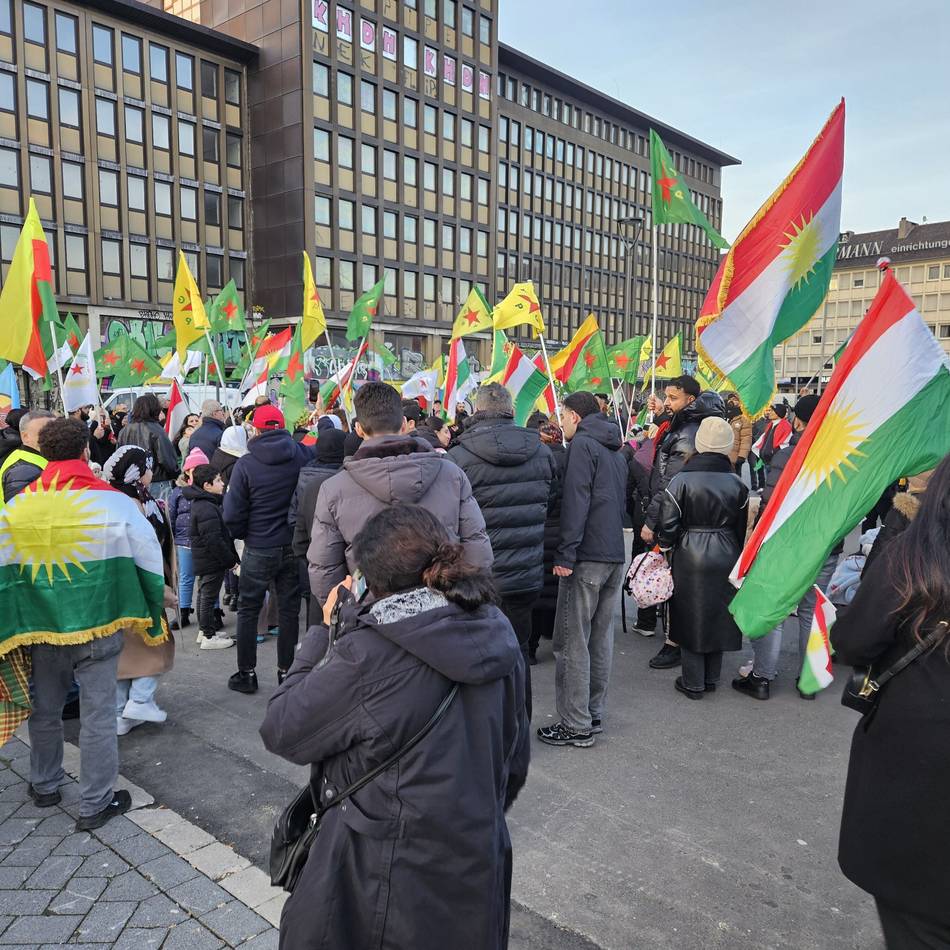Knapp 250 Demonstranten in Mönchengladbach: Pro-kurdische Demo zieht erneut durch die Innenstadt