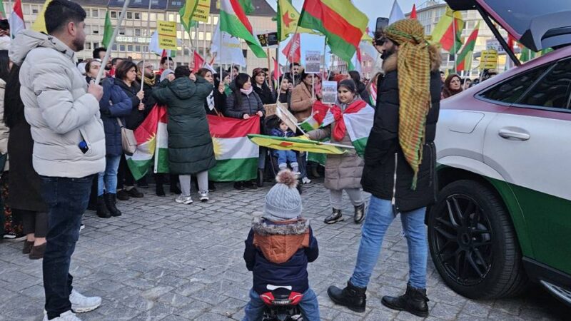 Streit um syrische Flagge in Mönchengladbach: 20 Personen geraten nach pro-kurdischer Demo aneinander