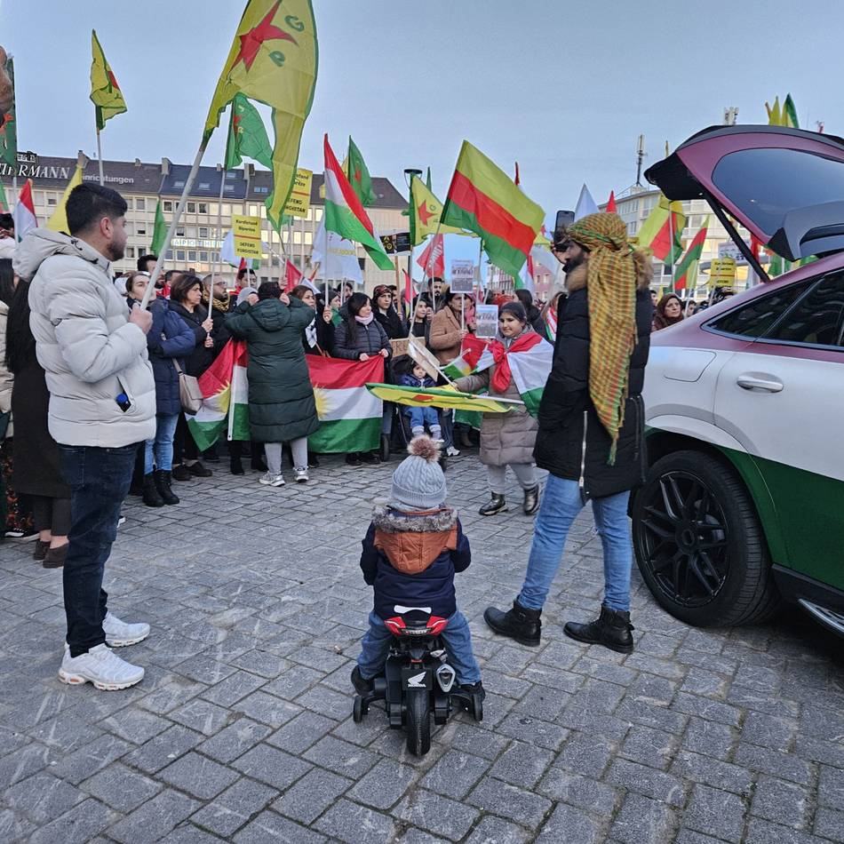 Streit um syrische Flagge in Mönchengladbach: 20 Personen geraten nach pro-kurdischer Demo aneinander