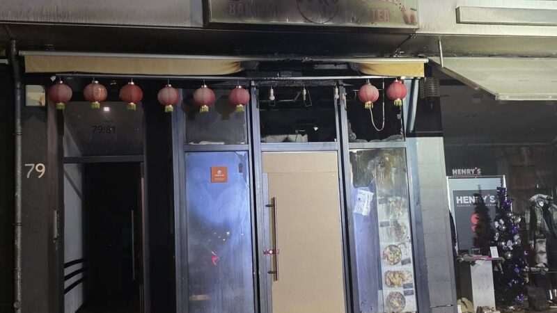 Starker Rauch in Mönchengladbach: Vietnamesischer Imbiss am Marktplatz in Rheydt brennt aus