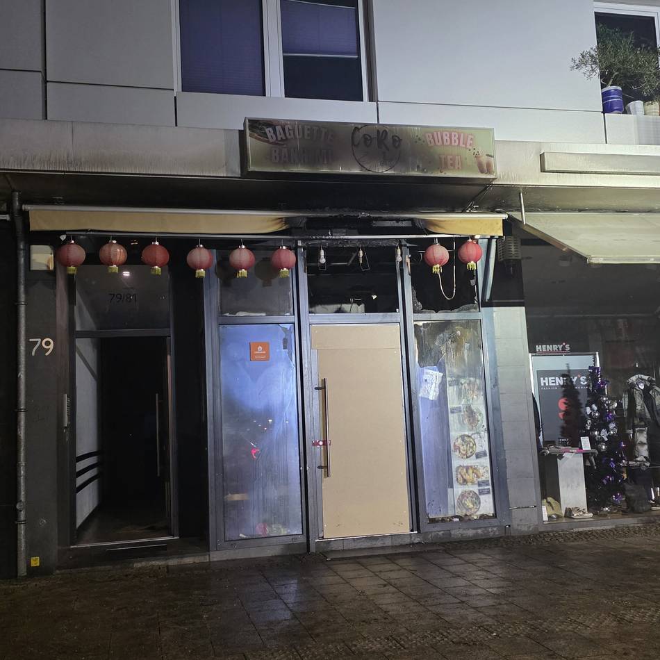 Starker Rauch in Mönchengladbach: Vietnamesischer Imbiss am Marktplatz in Rheydt brennt aus