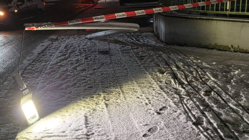 Polizei Mönchengladbach sperrt ab: Straßenlaterne stürzt auf Gehweg – und gibt Rätsel auf