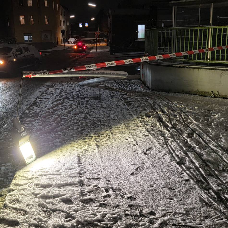 Polizei Mönchengladbach sperrt ab: Straßenlaterne stürzt auf Gehweg – und gibt Rätsel auf
