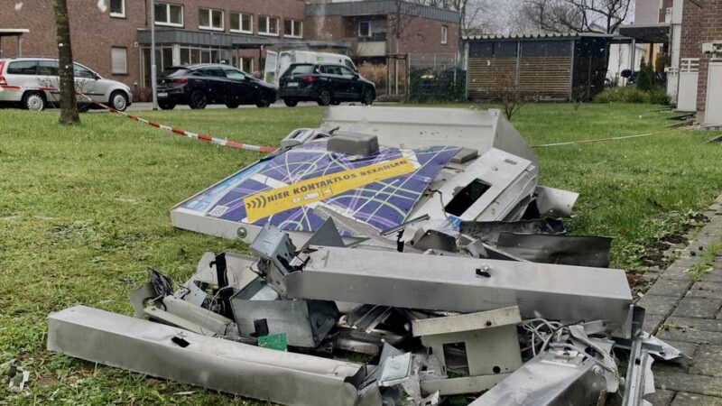 Polizei hofft auf Zeugen der Tat: Unbekannte sprengen in der Neujahrsnacht in Wesel einen Zigarettenautomaten