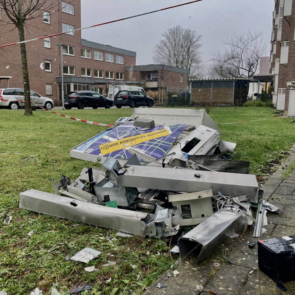 Polizei hofft auf Zeugen der Tat: Unbekannte sprengen in der Neujahrsnacht in Wesel einen Zigarettenautomaten