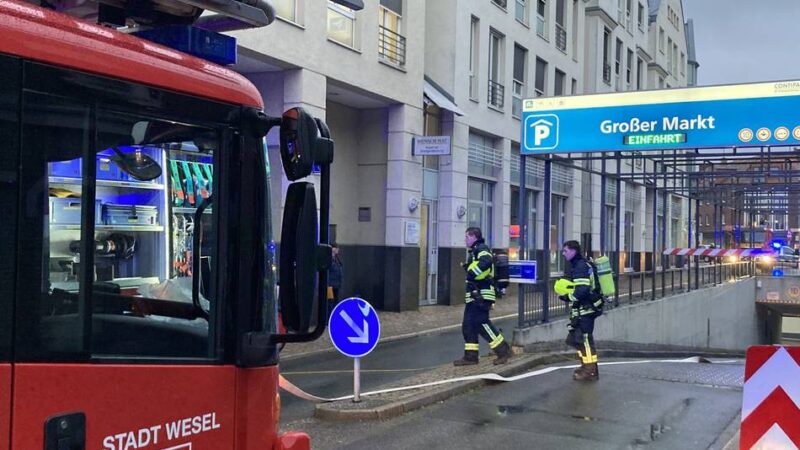 Großeinsatz am Großen Markt: Feuerwehr bläst Rauch aus Tiefgarage