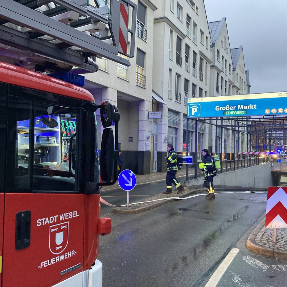 Großeinsatz am Großen Markt: Feuerwehr bläst Rauch aus Tiefgarage