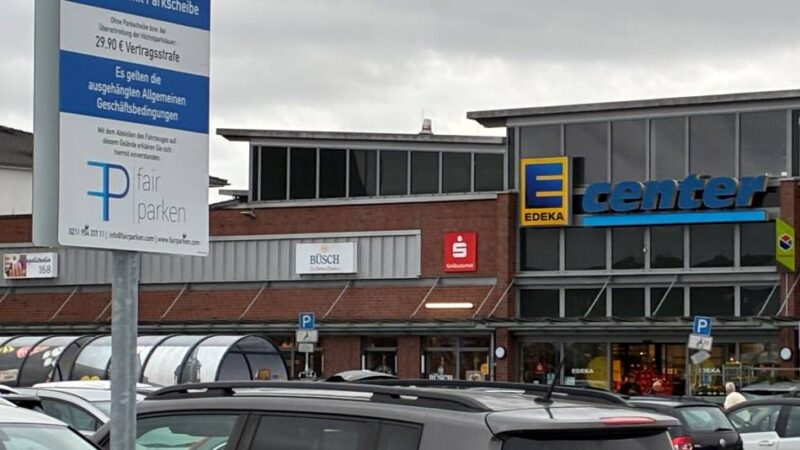 Parken in Korschenbroich: Warum die Parkscheibenpflicht am Edeka ausgesetzt ist