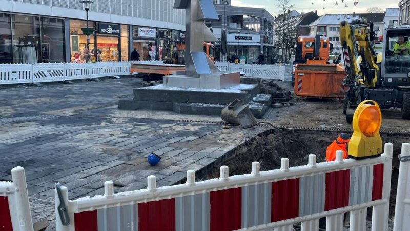 Karnevalszug womöglich betroffen: Folgen des Wasserrohrbruchs in Langenfelder City ziehen sich hin