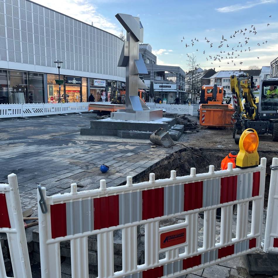 Karnevalszug womöglich betroffen: Folgen des Wasserrohrbruchs in Langenfelder City ziehen sich hin