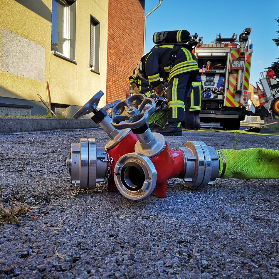 Menschen retteten sich aus brennendem Haus: Wohnung nach Dachstuhlbrand in Horrem unbewohnbar