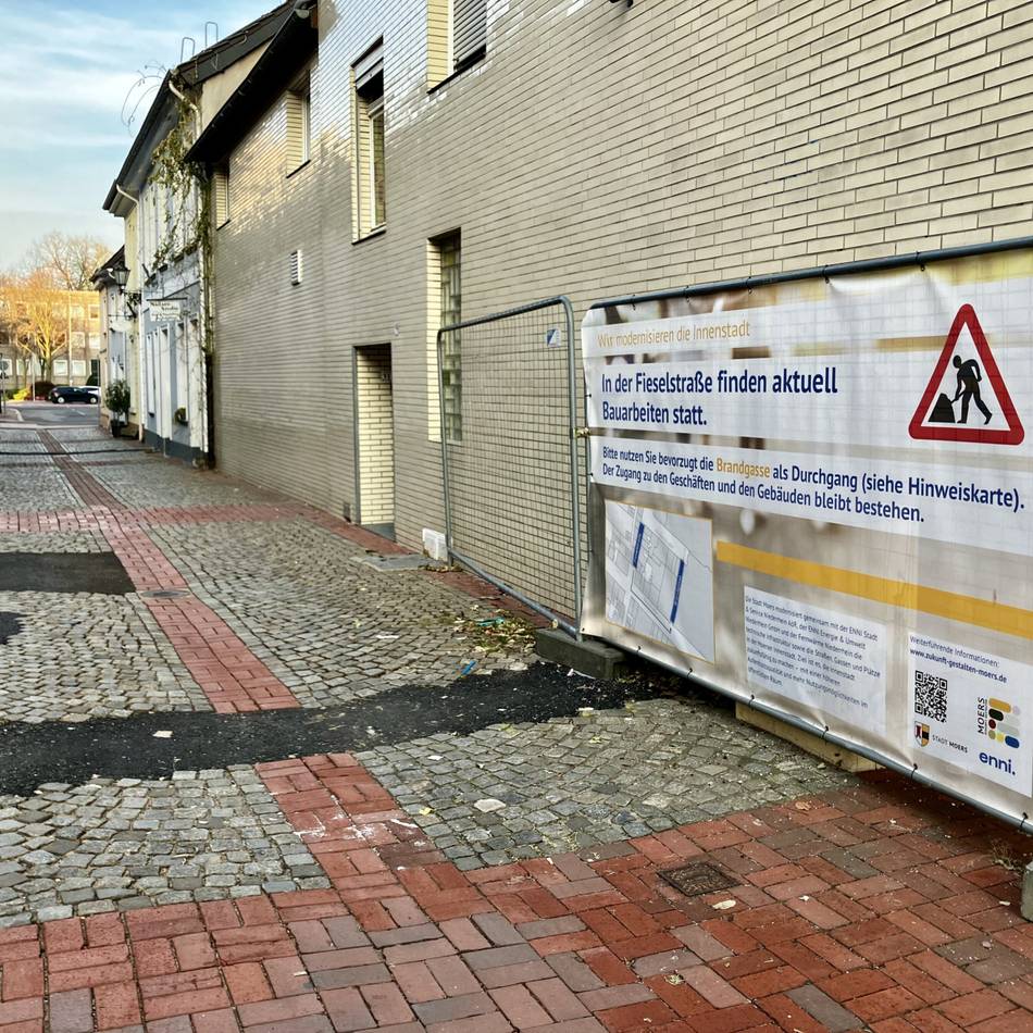 Sanierungsarbeiten in Moers: Straße in Innenstadt wird voll gesperrt – Sicherheitsposten hilft Anwohnern