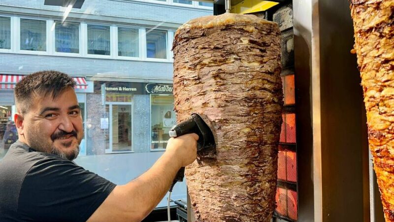 Betreiber durchbricht Preis-Schallmauer: In Neuss kostet der Döner jetzt zehn Euro