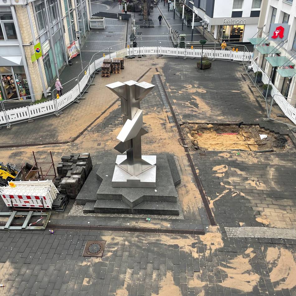 Fußgängerzone in Langenfeld: Die Bauarbeiten nach dem Wasserrohrbruch sollen Donnerstag weitergehen