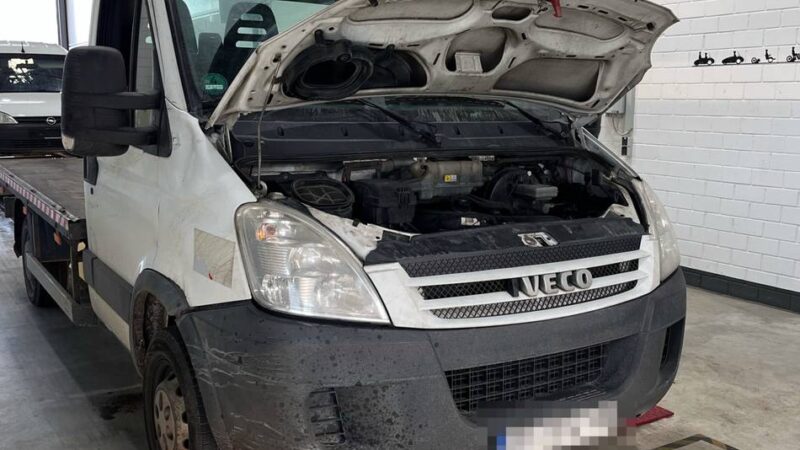 Polizei greift ein: Rad ab – schrottreifer Autotransporter auf der A3 hat 56 Mängel