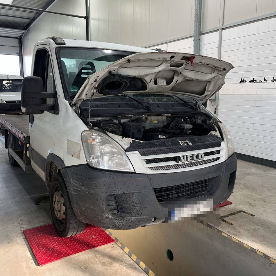 Polizei greift ein: Rad ab – schrottreifer Autotransporter auf der A3 hat 56 Mängel