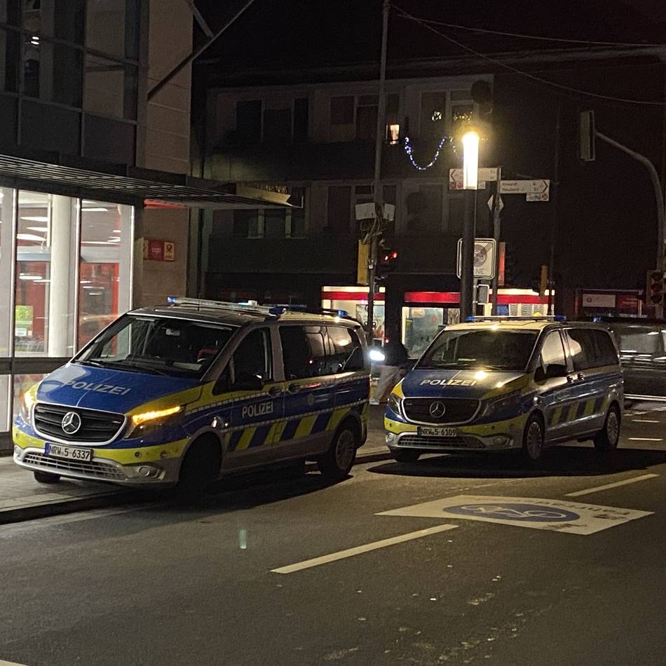 Polizeieinsatz am Mittwochabend: Jugendliche Ladendiebe mit Klappmesser und Schlagstock bei Kaufland in Geldern