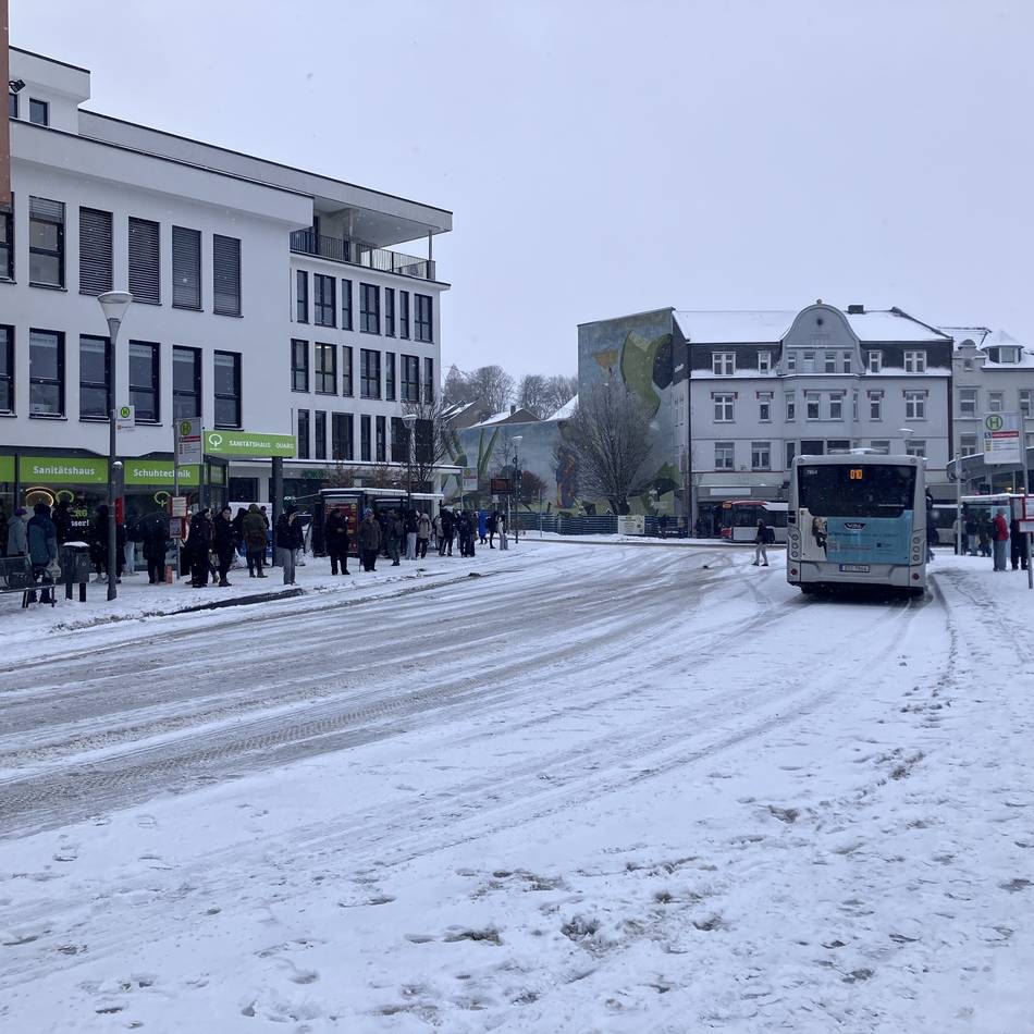 Winter in Mettmann: Neuer Schneefall verursacht Unfälle und ÖPNV-Behinderungen
