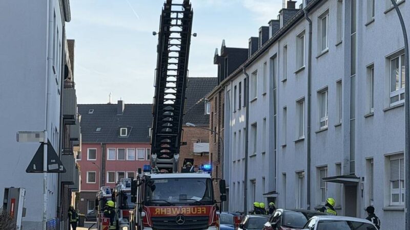 Einsatz in Mönchengladbach: Feuerwehr rettet Menschen nach Brand in Mehrfamilienhaus
