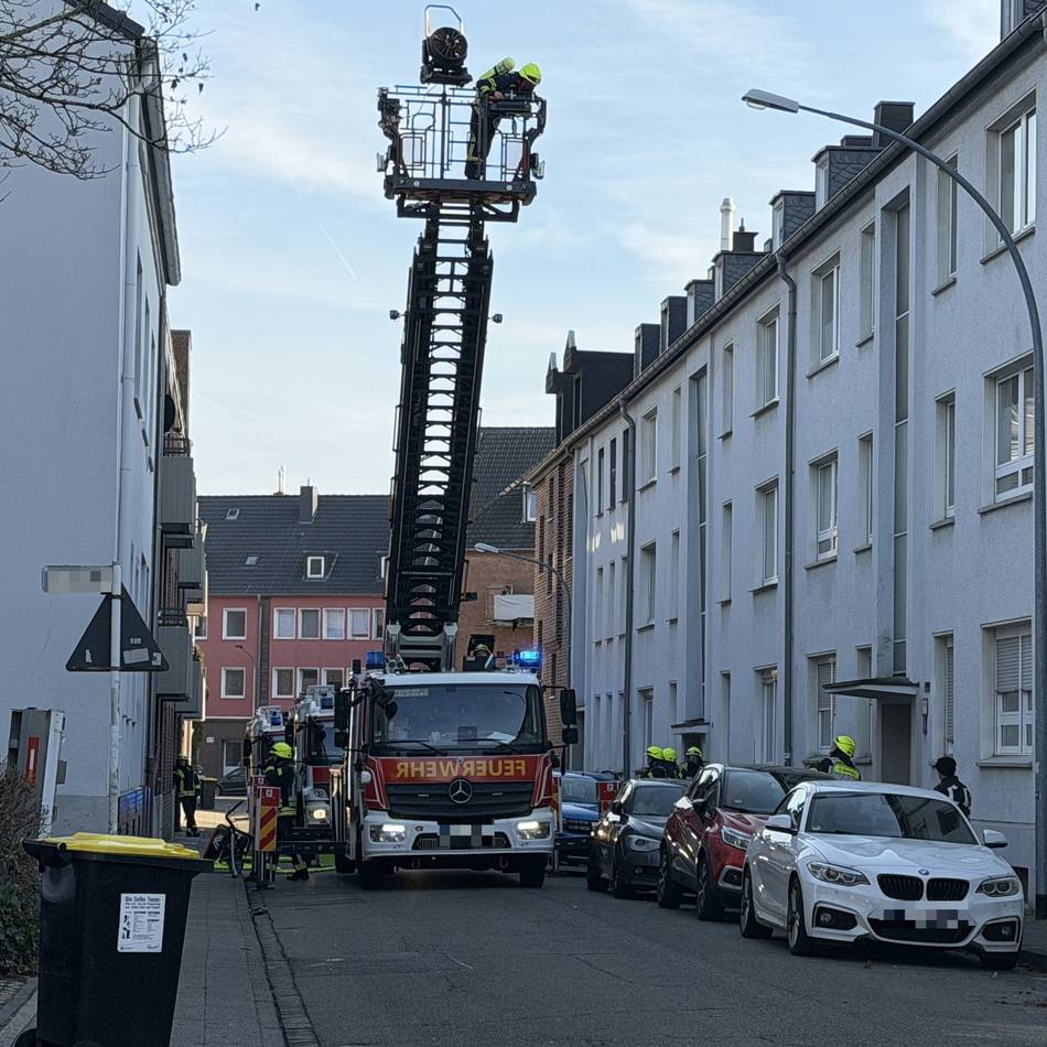 Einsatz in Mönchengladbach: Feuerwehr rettet Menschen nach Brand in Mehrfamilienhaus