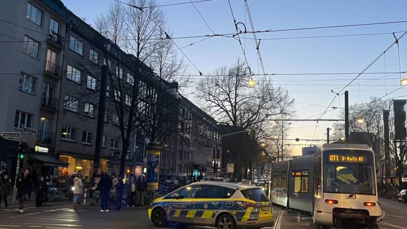 Unfall in Düsseldorf: Zu schnell? Straßenbahn nahe Wehrhahn aus Gleisen gesprungen