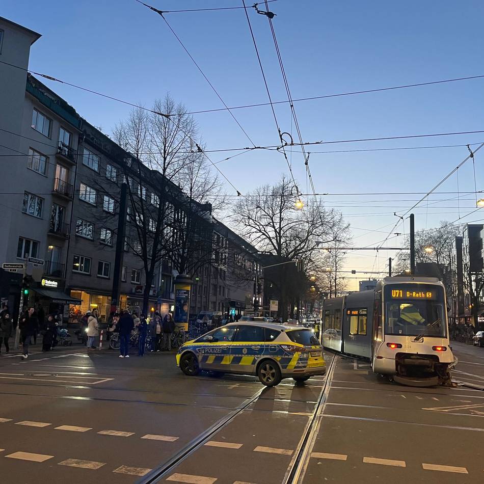 Unfall in Düsseldorf: Zu schnell? Straßenbahn nahe Wehrhahn aus Gleisen gesprungen