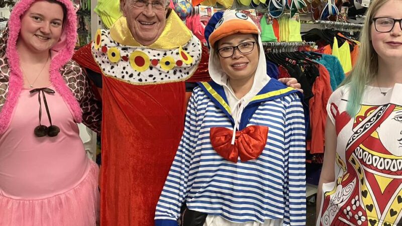 Bei Bodo Albes in Duisburg: „KPop Demon Hunters“ und alles aus den 80ern – das sind die Kostümtrends für Karneval