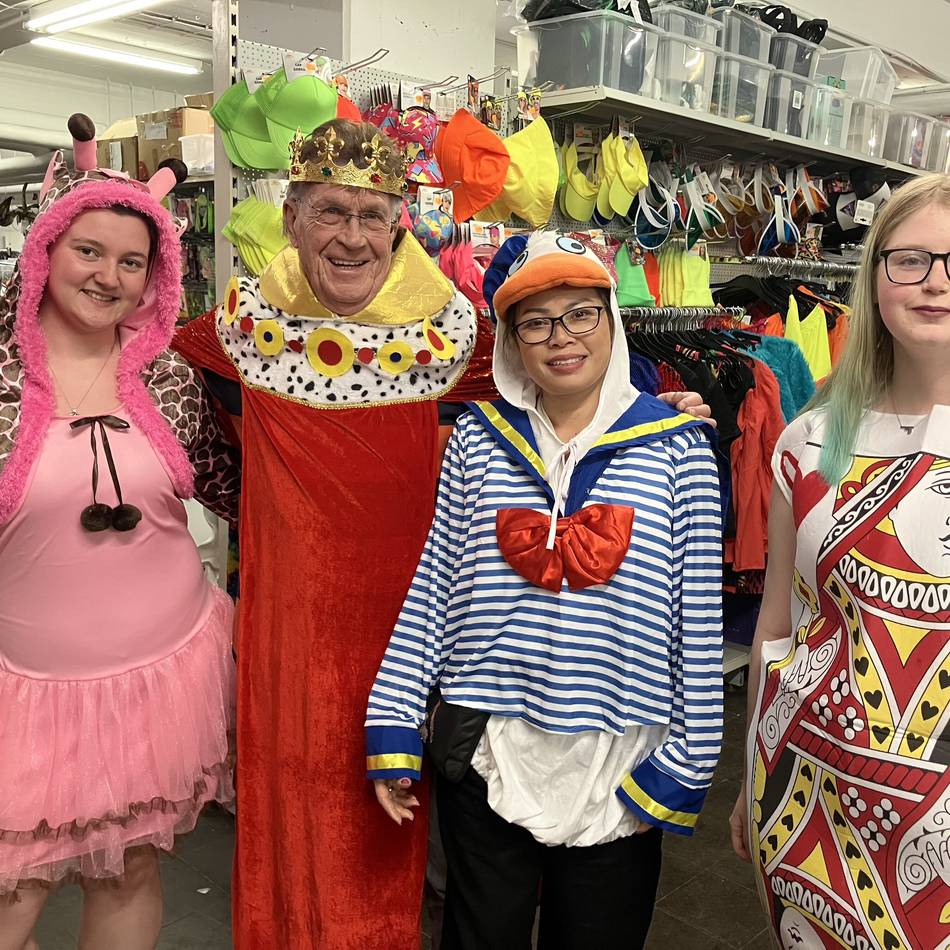 Bei Bodo Albes in Duisburg: „KPop Demon Hunters“ und alles aus den 80ern – das sind die Kostümtrends für Karneval