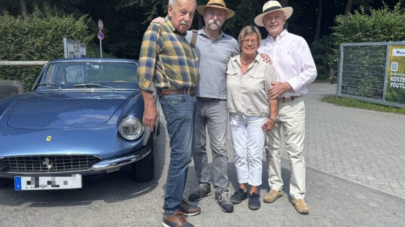 Oldtimer in Krefeld: Auf der Galopprennbahn Krefeld präsentieren sich seltene Fahrzeuge – Promi kommt