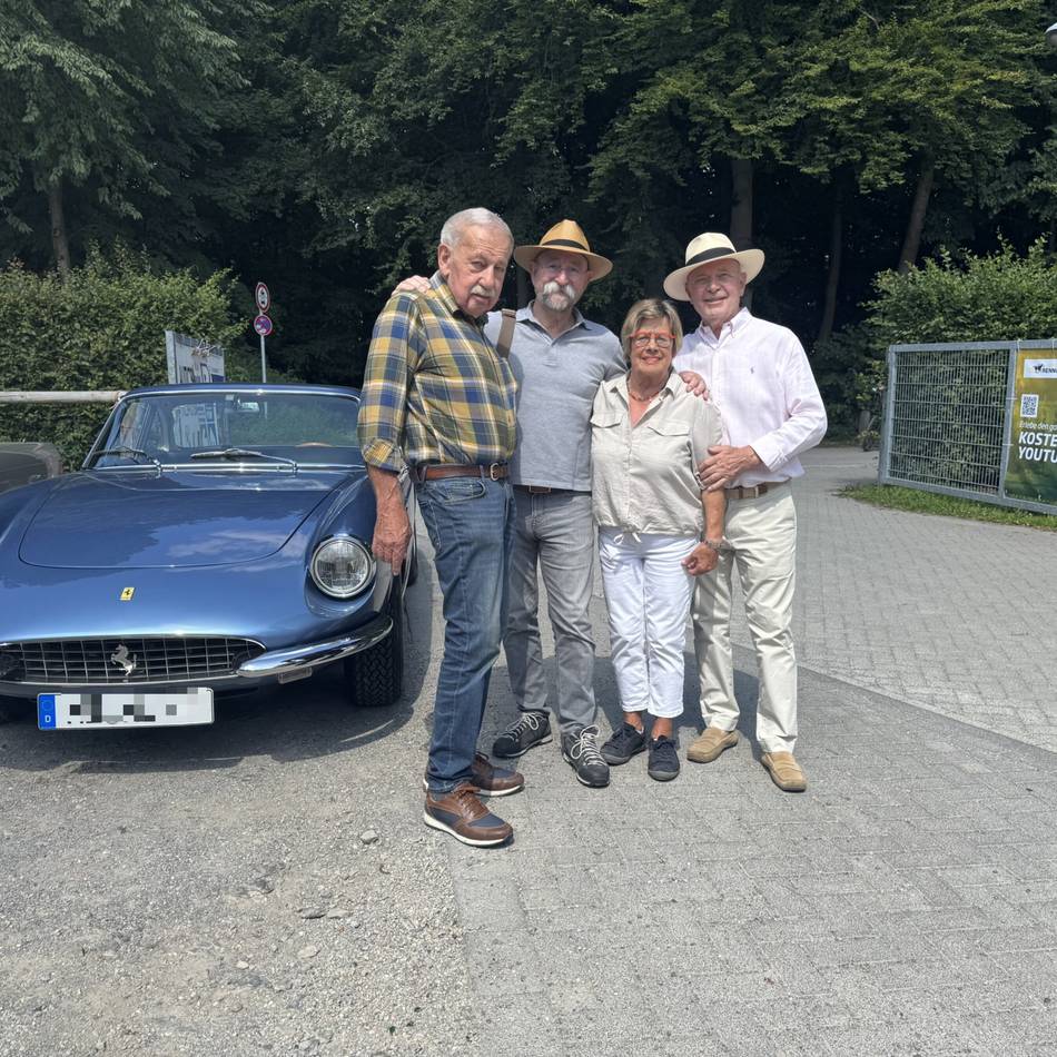 Oldtimer in Krefeld: Auf der Galopprennbahn Krefeld präsentieren sich seltene Fahrzeuge – Promi kommt